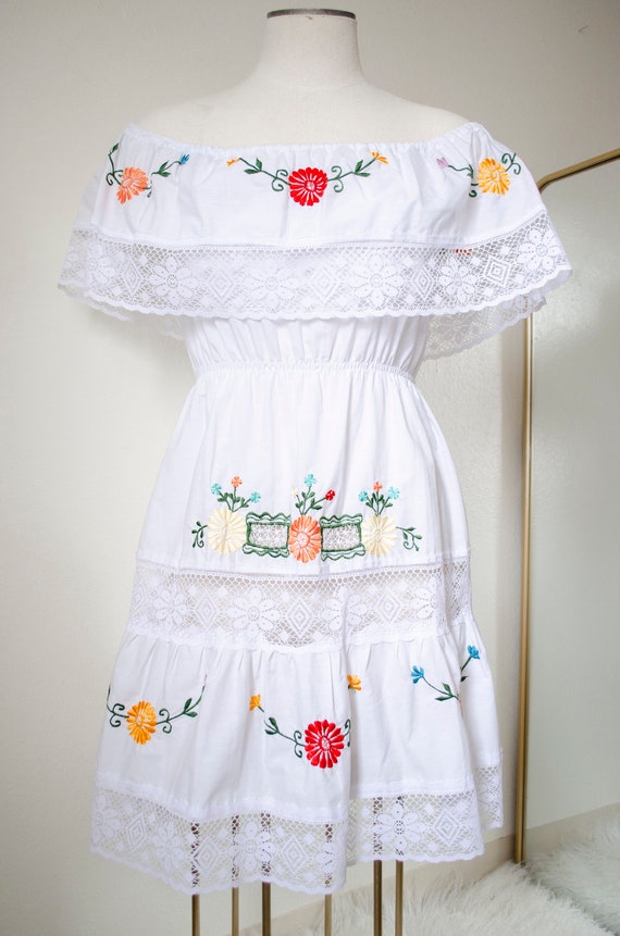 Vintage 1970s White Lace Mexican Embroidered Dress - image 3
