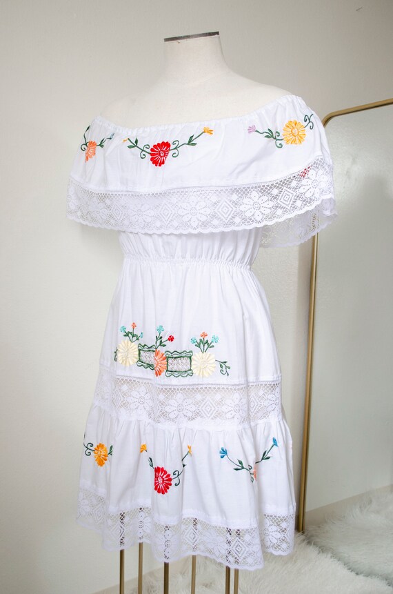 Vintage 1970s White Lace Mexican Embroidered Dress - image 4