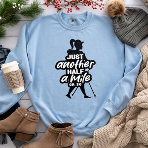 Nog maar een halve mijl of zo, wandelen svg, natuurliefhebber cadeau, bergshirt, avontuur liefhebber cadeau, outdoor svg, digitaal ontwerp in 7-indeling