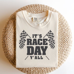 het is racedag svg, racedag shirt svg, sport png, autosport citaat png, let's go racing png, race vlag svg, digitaal ontwerp in 7-indeling