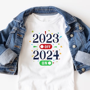 2023 uit 2024 op Svg, gelukkig Nieuwjaar 2024 Svg, Hallo 2024 Svg, kinderen Nieuwjaar Svg, Nieuwjaar Shirt Svg, trendy png, digitaal ontwerp in 7-indeling