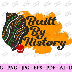 Può includere: Un'illustrazione digitale di una donna nera con un afro che indossa un turbante colorato. Lo sfondo è un design di vernice a spruzzo giallo e arancione con il testo "Built By History" in nero.