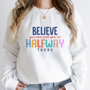 Geloof dat je het kunt en je bent halverwege, motiverende quote, afdrukbare quote, inspirerend gezegde SVG, digitaal ontwerp in 7 formaten