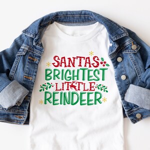 Santas hellstes kleines Rentier, Weihnachtszitat svg, Weihnachtshemd svg, Kinder Weihnachten svg, trendy Hemd svg, digitales Design in Format 7