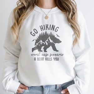 Gehen Sie wandern, schlimmstenfalls ein Bär bringt Sie um, lustiges Wandern svg, Wandern Zitat svg, lustiges Camping-Shirt, digitales Design in 7 Formaten