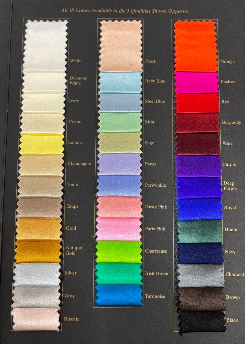 K&ouml;nnte beinhalten: Eine Farbkarte mit 38 verschiedenen Stoffmustern in verschiedenen Farben, darunter Wei&szlig;, Pfirsich, Orange, Babyblau, Fuchsia, Stahlblau, Rot, Minze, Burgunder, Zitrone, Salbei, Wein, Champagner, Stiefm&uuml;tterchen, Lila, Nude, Perlmuttblau, Dunkelviolett, Taupe, Altrosa, Royal, Gold, Paris Rosa, J&auml;gergr&uuml;n, Altgold, Chartreuse, Marineblau, Silber, Irisch Gr&uuml;n, Anthrazit, Grau, T&uuml;rkis, Braun und Schwarz.