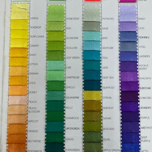 Pode incluir: Uma carta de cores com amostras de tecido em v&aacute;rios tons de amarelo, verde, laranja, vermelho, rosa e roxo. As amostras s&atilde;o etiquetadas com nomes como "Lemon", "Honeydew", "Pistachio", "Pansy", "Sundrop", "Kiwi", "Sage", "Lilac", "Sunflower", "Glowworm", "Mint", "Periwinkle", "Canary", "Scallion", "Seafoam", "Steel", "Daisy", "Leaf Green", "Teal", "Lavender", "Citrus", "Lime", "Jade", "Huckle-Berry", "Banana", "Chartreuse", "Deep Sea", "Hyacinth", "Gold", "Sprout", "Seafrost", "Aubergine", "Honey", "Aquamarine", "Citron", "Concord", "Peach", "Peach Blossom", "Kelly", "Harvest", "Dewberry", "Shamrock", "Safari", "Purple", "Apricot", "Wintergreen", "Avocado", "Amethyst", "Orange", "Grass", "Olive", "Deep Purple", "Nectarine", "Evergreen", "Apple Green", "Aztec", "Persimmon", "Forest", "Tarragon", "Indigo", "Mandarine", "Hunter", "Brown", "Eggplant", "Antique Gold".