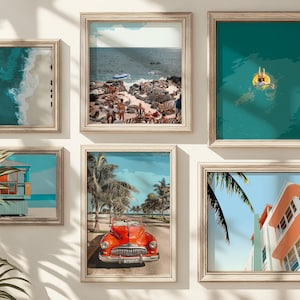 Puede incluir: Una colección de impresiones artísticas enmarcadas con escenas de playa, un descapotable rojo y una estación de salvavidas. Las impresiones tienen una estética vintage con una paleta de colores turquesa, naranja y beige. Los marcos son de color madera clara.