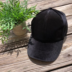 Polar fleece child/'s reversible hat with velcro chin closure