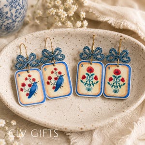 Pendientes de jardín de Mahjong / Ficha de Mahjong con pájaro azul o flor / Pendientes colgantes con lazo brillante / Joyería de Mahjong hecha a mano / Regalo para amantes del Mahjong