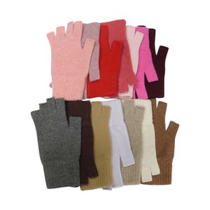 Peut inclure: Une collection de gants sans doigts disposés sur deux rangées. La rangée supérieure présente des nuances de rose, de rouge et de violet foncé. La rangée inférieure comprend du gris, du marron, du beige, du blanc et du brun clair.