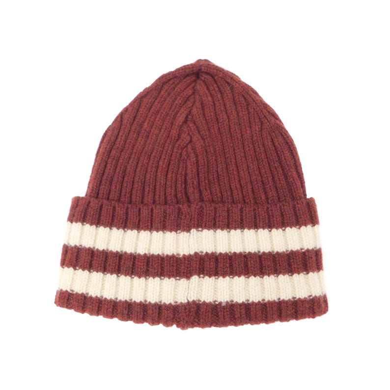 Puede incluir: Un gorro de punto granate con dos rayas color crema cerca del borde. El gorro est&aacute; hecho de un material de punto acanalado y est&aacute; dise&ntilde;ado para ser usado en la cabeza. El gorro es un accesorio de invierno.