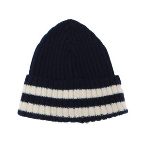 Puede incluir: Un gorro de punto azul marino con dos rayas horizontales de color crema cerca del borde. El gorro est&aacute; hecho de un material de punto acanalado y est&aacute; dise&ntilde;ado para ser usado en la cabeza. Un accesorio de invierno cl&aacute;sico.