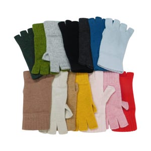 Puede incluir: Una colección de guantes sin dedos en una variedad de colores sólidos que incluyen verde oscuro, oliva, gris claro, negro, carbón, azul, azul claro, bronceado, crema, amarillo mostaza, rosa pálido y rojo, con orificio para el pulgar y dedos abiertos.