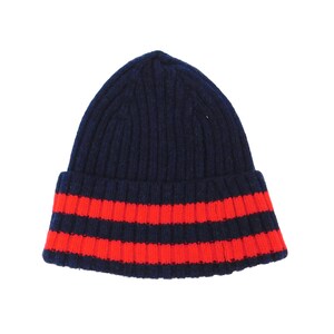 Puede incluir: Un gorro de punto azul marino con dos rayas rojas brillantes cerca del borde. El gorro es acanalado y tiene un dobladillo. Un gorro de invierno cl&aacute;sico.