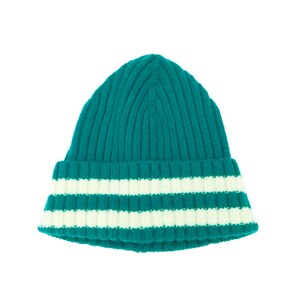 Puede incluir: Gorro de punto acanalado color teal con dos rayas crema en el borde. El gorro est&aacute; hecho de un material suave y c&aacute;lido, ideal para el clima fr&iacute;o. El gorro es un accesorio elegante para cualquier atuendo.
