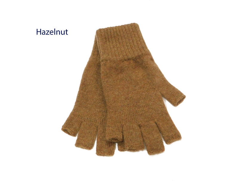 Fingerlose Damenhandschuhe aus reinem Kaschmir handgefertigt in Hawick, Schottland Hazelnut