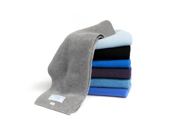 Bufanda de cachemir puro con canalé estrecho – Hecha a mano en Escocia / Accesorio clásico de punto para invierno: Negros, azules y grises