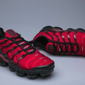 Nike Air Vapormax Plus Unisex Sneakers - Rood/Wit/Blauw - SneakerStad