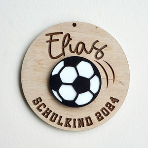 Pendentif cône d'école personnalisé/écolier 2025 pendentif football en bois/cadeau garçon, fille/idée cadeau de scolarisation/cône d'école