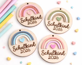 Colgante de cono escolar personalizado / Colgante de madera arcoíris "Schoolchild 2026" / Regalo para niños y niñas / Idea de regalo para la vuelta al cole / Cono escolar