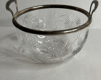 Bol de cristal vintage con borde y asas de plata de ley con diseño floral en forma de sol.
