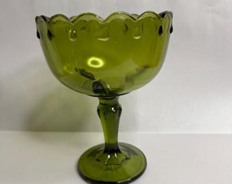 Dulcera de cristal color verde aguacate vintage con pedestal y cuenco festoneado con huella dactilar.