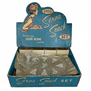 Puede incluir: Juego Serva-Snack vintage de 8 piezas de Anchor Hocking. El juego incluye cuatro bandejas y cuatro tazas. Las bandejas y tazas de vidrio transparente presentan un diseño de uvas. La caja azul tiene las palabras "Serva-Snack Set" y una ilustración.