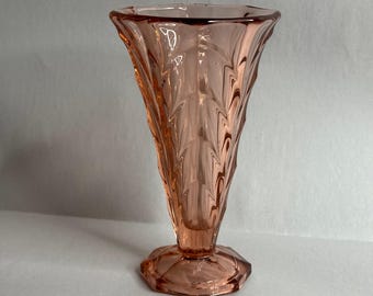 Jarrón de cristal rosa vintage de la época de la Gran Depresión con estampado de espiga estilo art déco y base para maceta.