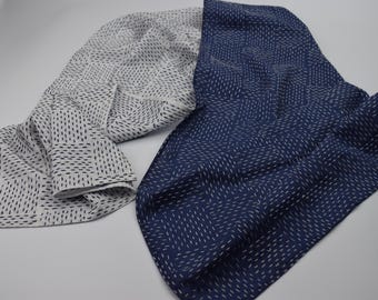 Écharpe en coton brodée à la main, châle minimaliste bleu et blanc, écharpe réversible à points Sashiko, cadeau artisanal unique pour belle-soeur