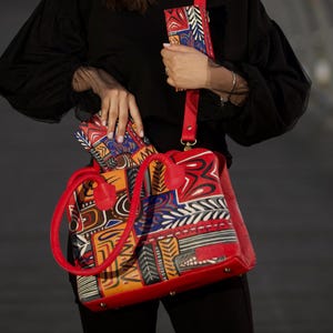 Echte Ureinwohner Leder Geldbörse & Brieftasche für Frauen Handbemalte Rindsleder Schultertasche Tribal Design Boho Hippie Rote Tasche Geschenk für Sie