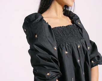 Zwarte katoenen blouse met bloemenprint en geborduurde top voor vrouwen vierkante hals Cottagecore-lijfje zwart shirt Esthetische zomerblouse