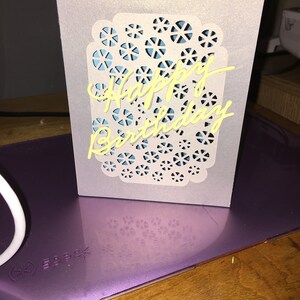 Joyeux anniversaire, carte en papier blanc, fille d’anniversaire