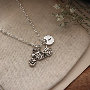 Collar con colgante de encanto de motocicleta de plata inicial personalizada / Joyería de encanto de motocicleta / Joyería de motocicleta inicial personalizada