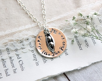 Personalizzato Siamo come due piselli in un baccello Collana con ciondolo / Collana di baccelli di piselli / Gioielli di baccelli di piselli / Gioielli con timbro a mano / Regalo per la mamma