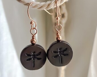 Pendientes colgantes de libélula checa de oro rosa hechos a mano para mujer / Pendientes de libélula bohemios únicos / Regalo de joyería para amantes de la naturaleza para ella