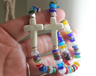 Braccialetto di perline di vetro floreale con croce di magnesite fede cristiana da donna fatta a mano / gioielli per il battesimo cristiano / regalo di gioielli con croce religiosa