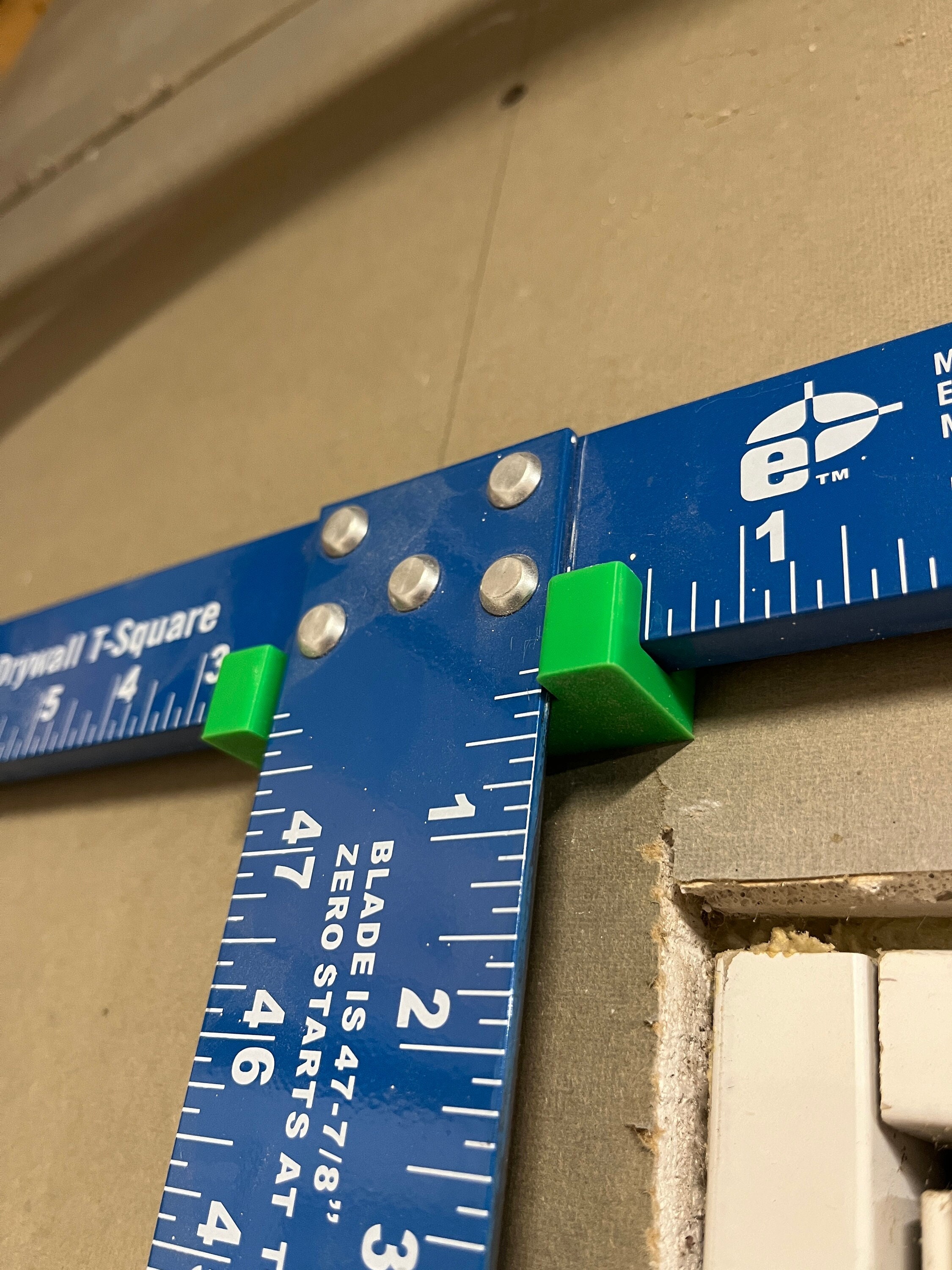 Drywall T-Square: How to Use Drywall T-Square