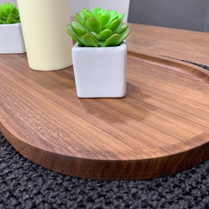 Houten ovaal dienblad Ovaal houten walnotenhouten voetenbankje Houten kaasplankje walnotenhouten dienblad Moderne keuken valet modern poefje