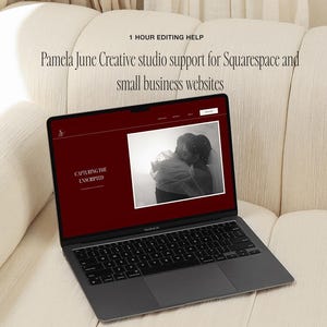 Könnte beinhalten: Ein Laptop zeigt eine Website mit dem Text 1 HOUR EDITING HELP, Pamela June Creative studio support for Squarespace and small business websites und CAPTURING THE UNSCRIPTED neben einem Schwarz-Weiß-Foto eines sich umarmenden Paares.
