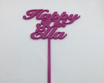 Decorazione personalizzata per torta con nome, realizzata in plastica biodegradabile stampata in 3D.