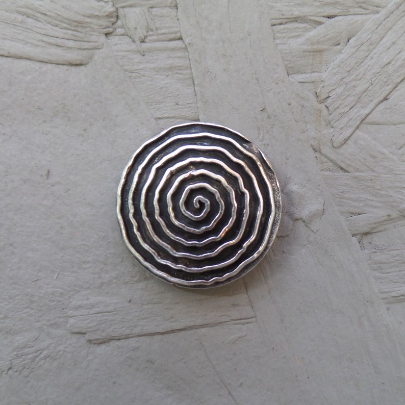 Schalbrosche, Spiralmuster, 22 mm, antik Bild 1