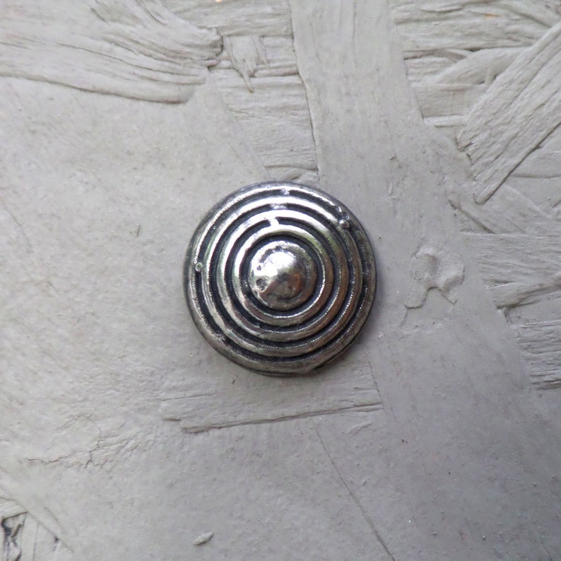 Magnetbrosche, 20 mm dunkles Metall mit Labyrinth Bild 1