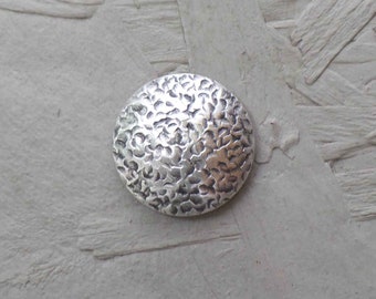 Magnetic brooch, curved, hammered surface, 23 mm