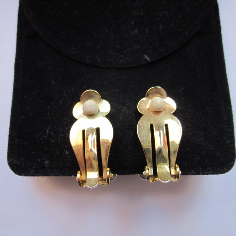 80s Vintage Clip-On Earrings alternates Gold and Silver Tone Half Hoops 2.5 cm long.