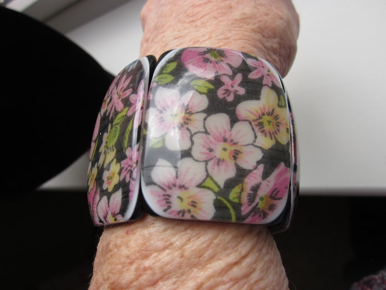Chunky Vintage segment Plastic stretch Cuff bangle Black with pink flowers 5cm x 20 cm
