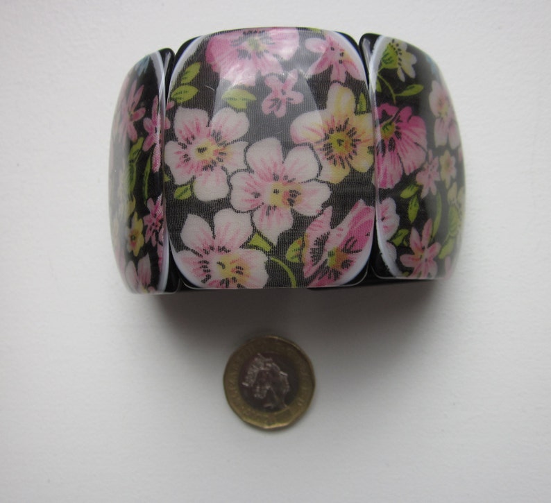 Chunky Vintage segment Plastic stretch Cuff bangle Black with pink flowers 5cm x 20 cm