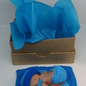 Cake Topper Junge aus Ton in Babyblau. Personalisiert. 10x6x3cm, inklusive Box
