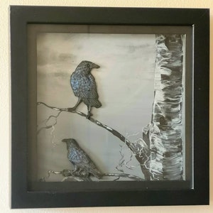Peinture de corbeau en techniques mixtes. Des corbeaux d'argile posés sur une lune argentée. Scène de nuit dans un cadre en forme de boîte 20x20x3cm