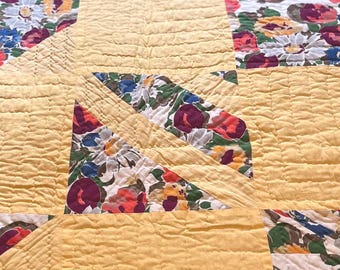 Edredón vintage amarillo de patchwork con estampado floral estilo cottagecore, hecho a mano, tamaño matrimonial.